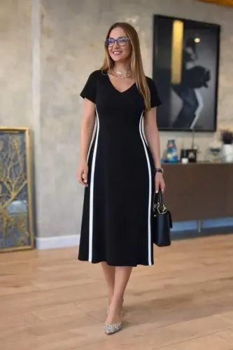 Ayollar uchun qisqa yengli, V bo'yinli, yon tomonlari tasma detallari bilan bezatilgan viskozali, ikki ipli midi ko'ylak - 1