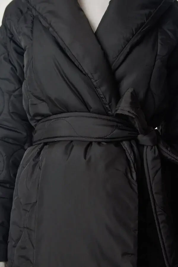 Ayollar uchun qora belbog'li, sharfli, kapitonli palto dz00089 - 5