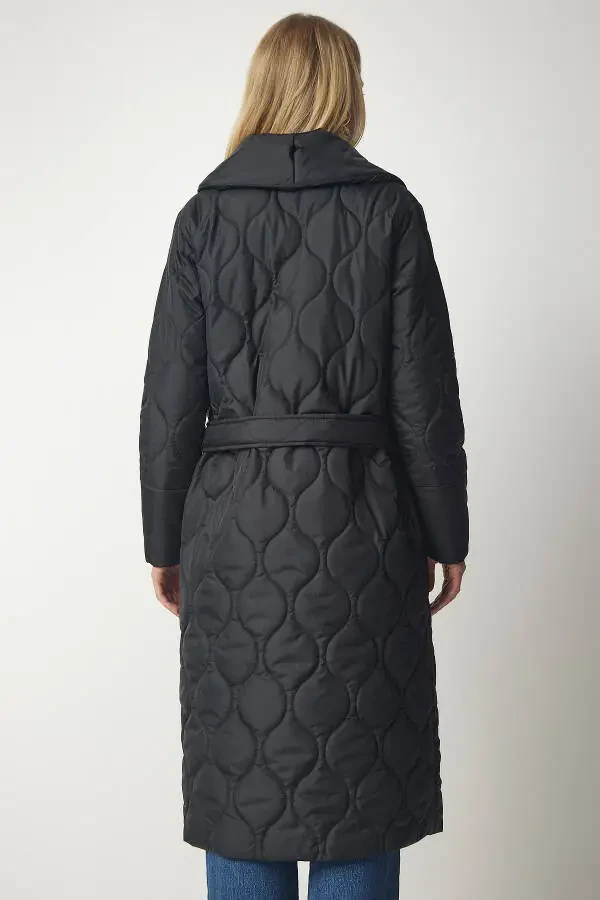 Ayollar uchun qora belbog'li, sharfli, kapitonli palto dz00089 - 6