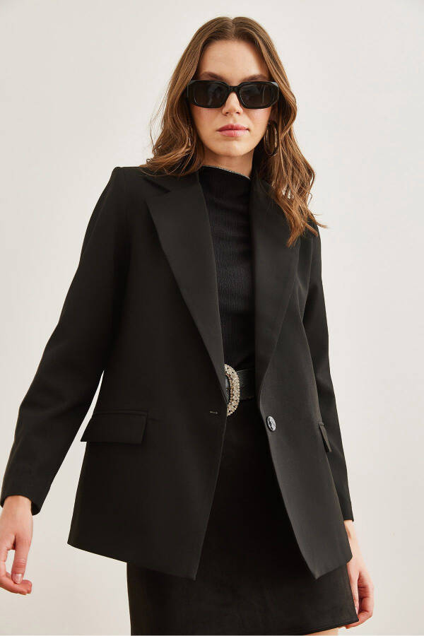 Ayollar uchun qora, bir tugmali, astarli cho'ntakli, qopqoqli, premium blazer CKT-19000395 - 3