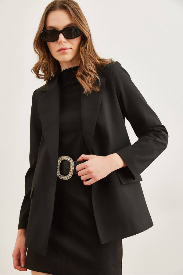 Ayollar uchun qora, bir tugmali, astarli cho'ntakli, qopqoqli, premium blazer CKT-19000395 - 4