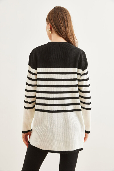 Ayollar uchun qora chiziqli metall tugmali triko kardigani HRK-19000321 - 15