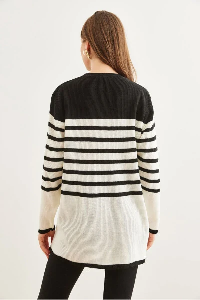 Ayollar uchun qora chiziqli metall tugmali triko kardigani HRK-19000321 - 7