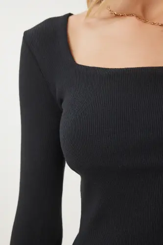 Ayollar uchun qora kvadrat bo'yinbog'li naqshli bluzka GT00052 - 3