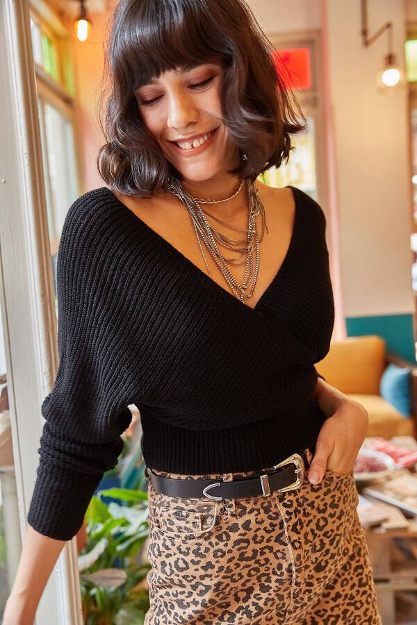 Ayollar uchun qora old va orqa V belli qisqa triko ko'ylagi KZK-19000076 - 4