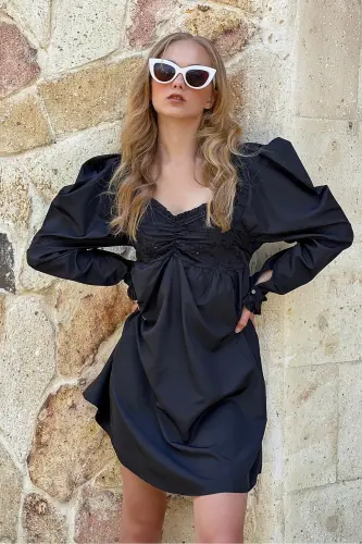 Ayollar uchun qora o'pish yoqasi, malika yengli, burmalar bilan bezatilgan mini ko'ylak ALC-X8893 - 3