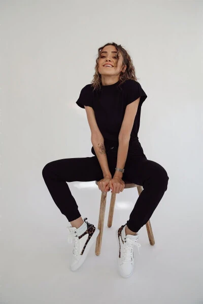 Ayollar uchun qora rangli elastik manjetli sport shim - NOA NOA