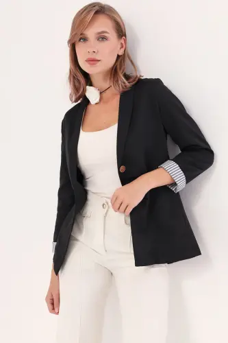 Ayollar uchun qora rangli ichki tomonida chiziqli yagona tugmali kurtka ARM-22K001122 