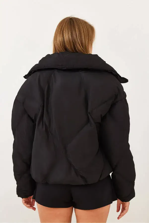 Ayollar uchun qora rangli katta hajmdagi puf kurtka - 8