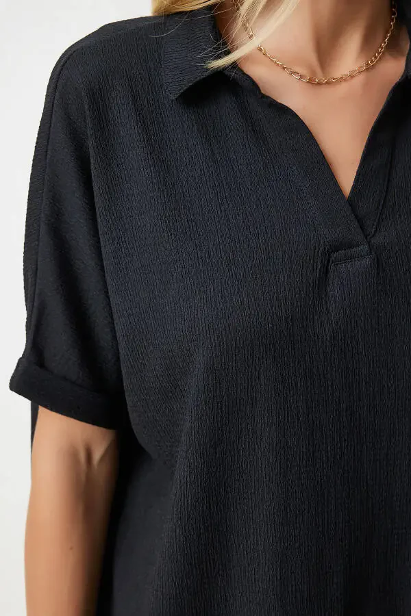 Ayollar uchun qora rangli polo yoqa örma krinkl bluzkasi DD01299 - 5