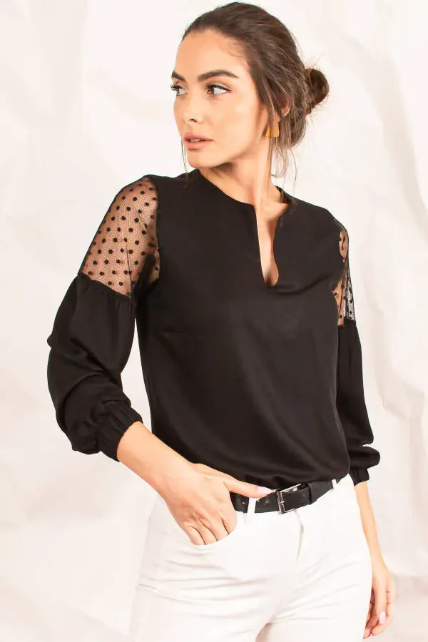 Ayollar uchun qora rangli V bo'yinli, pufakli yengli tulli bluzka ARM-20K001038 - 13
