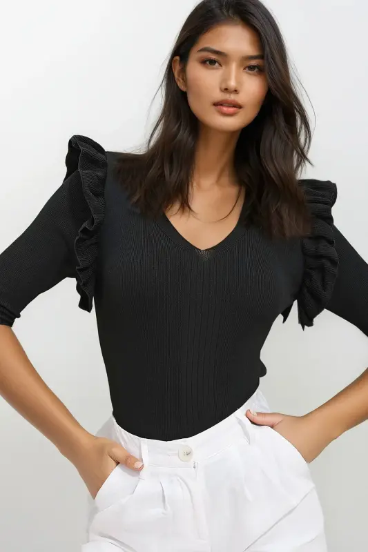 Ayollar uchun qora V bo'yinli, qisma-rufflesli triko bluz ALC-X11557 - 1