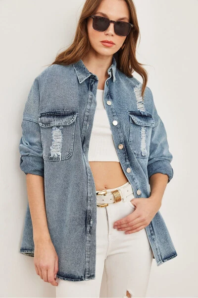 Ayollar uchun quyuq ko'k lazerli kesilgan cho'ntakli orqa tarafi applikatsiya detali bilan denim ko'ylak - OLALOOK (1)