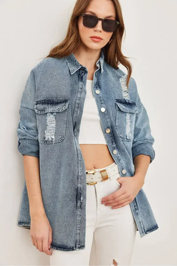 Ayollar uchun quyuq ko'k lazerli kesilgan cho'ntakli orqa tarafi applikatsiya detali bilan denim ko'ylak - 2