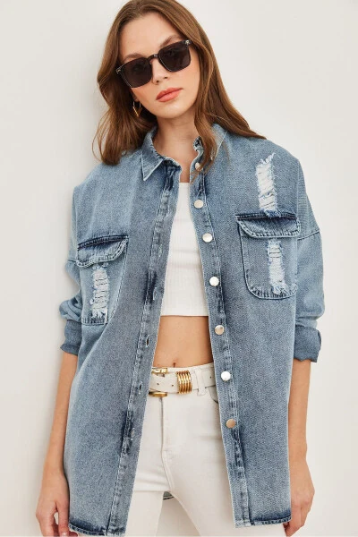 Ayollar uchun quyuq ko'k lazerli kesilgan cho'ntakli orqa tarafi applikatsiya detali bilan denim ko'ylak - 3