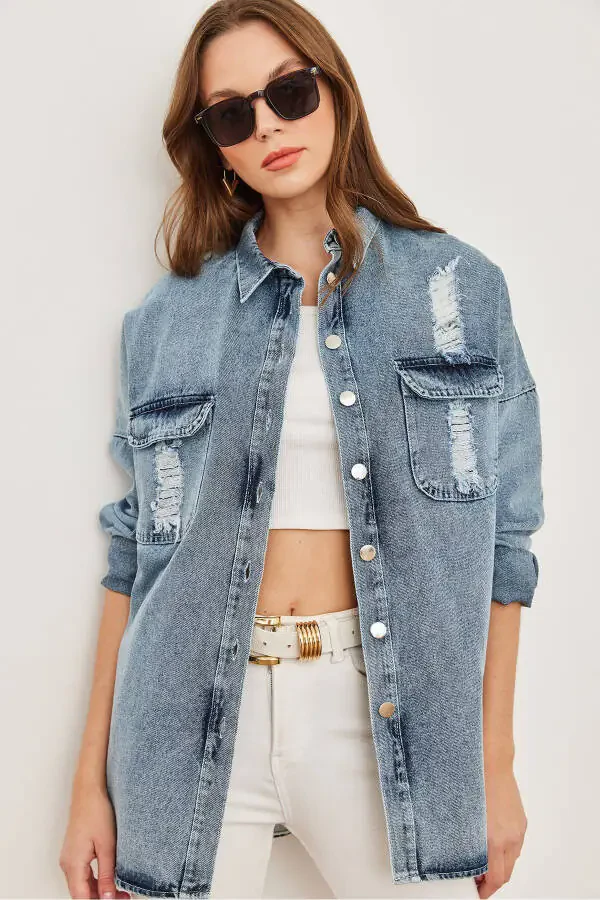 Ayollar uchun quyuq ko'k lazerli kesilgan cho'ntakli orqa tarafi applikatsiya detali bilan denim ko'ylak - 3