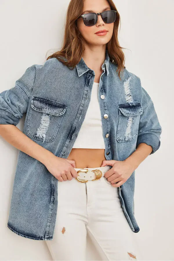 Ayollar uchun quyuq ko'k lazerli kesilgan cho'ntakli orqa tarafi applikatsiya detali bilan denim ko'ylak - 4