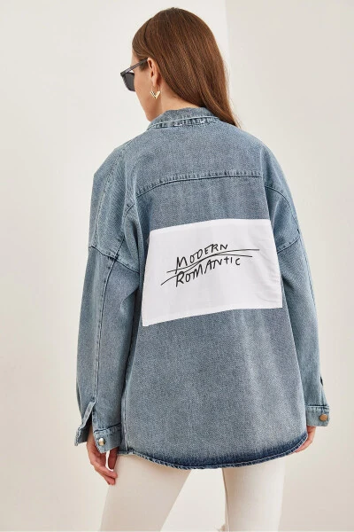 Ayollar uchun quyuq ko'k lazerli kesilgan cho'ntakli orqa tarafi applikatsiya detali bilan denim ko'ylak - 5