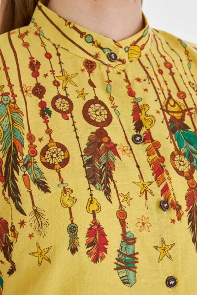 Ayollar uchun sari rangli, sudyalar yoqali, kalta yengli ko'ylak ARM-25Y001 - 3