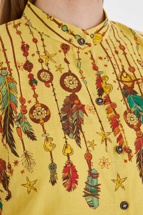 Ayollar uchun sari rangli, sudyalar yoqali, kalta yengli ko'ylak ARM-25Y001 - 3