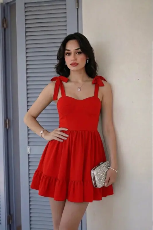 Ayollar uchun straplez yoqali, bog‘ichli tasma dizaynli, kloş mini bitiruv oqshom ko‘ylagi - Qizil-Red - ALFUDO MODA COLLECTION