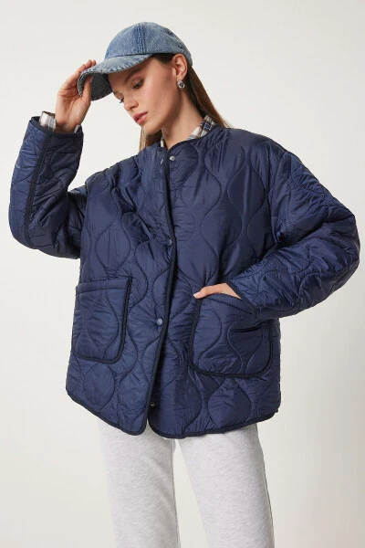 Ayollar uchun to'q ko'k cho'ntakli katta o'lchamli kapitoneli kurtka DZ00098 - HAPPINESS İSTANBUL (1)