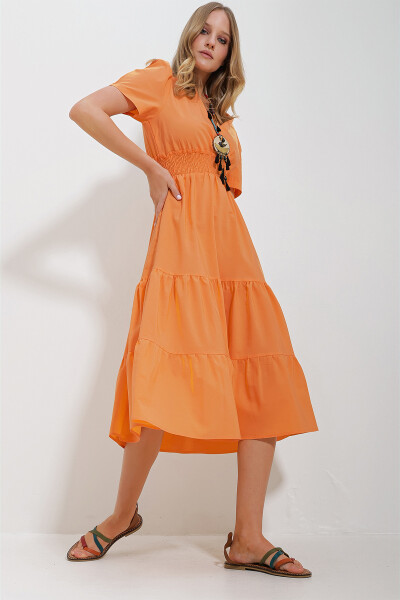 Ayollar uchun to'q sariq rangli V bo'yinli, kamarli, burmali poplin matodan tikilgan ko'ylak ALC-X11610 - 3