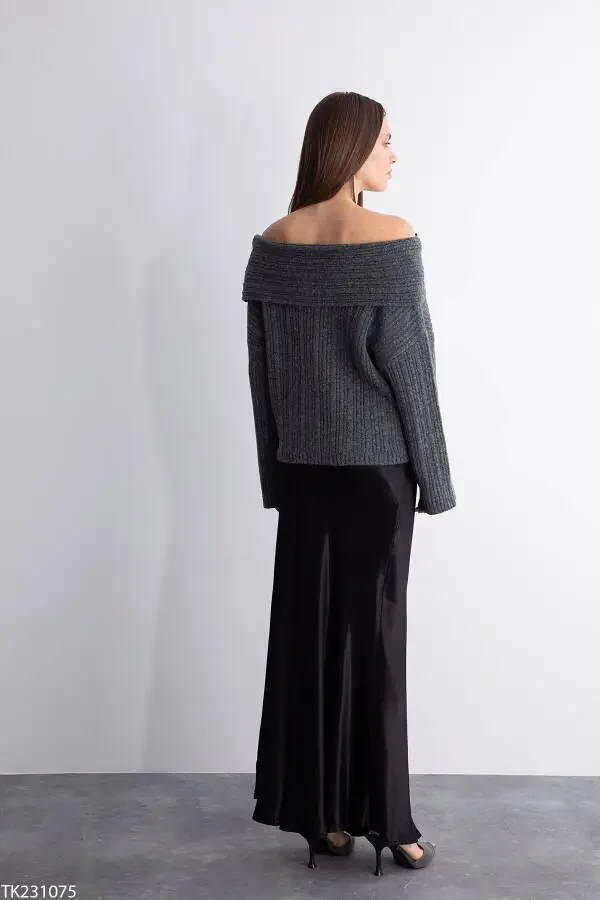 Ayollar uchun tutunli degaje yoqali, ochiq yelkali, chiziqli katlama detallari bilan jihozlangan ko'ylagi - 2