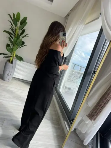 Ayollar uchun uzun yengli, bir yelkasi ochiq modal bluzka va shimdan iborat ikki qismli to‘plam - 5