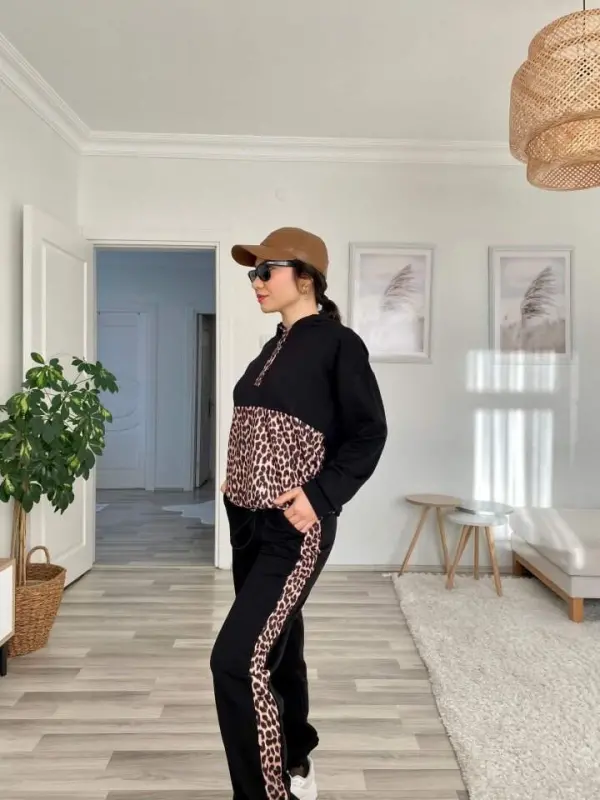 Ayollar uchun uzun yengli leopard detallik svitshot va yon tomoni leopard tasmali shimdan iborat ikki qismli to‘plam - 2