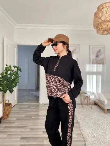 Ayollar uchun uzun yengli leopard detallik svitshot va yon tomoni leopard tasmali shimdan iborat ikki qismli to‘plam - 4