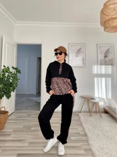 Ayollar uchun uzun yengli leopard detallik svitshot va yon tomoni leopard tasmali shimdan iborat ikki qismli to‘plam - 6