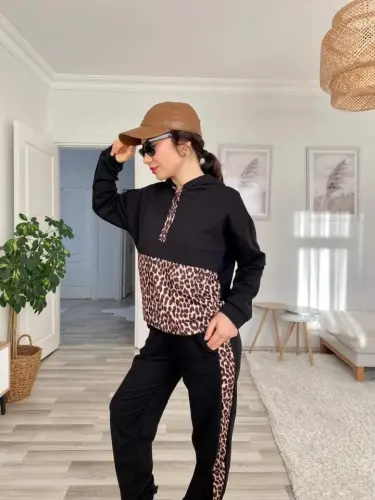 Ayollar uchun uzun yengli leopard detallik svitshot va yon tomoni leopard tasmali shimdan iborat ikki qismli to‘plam - 7