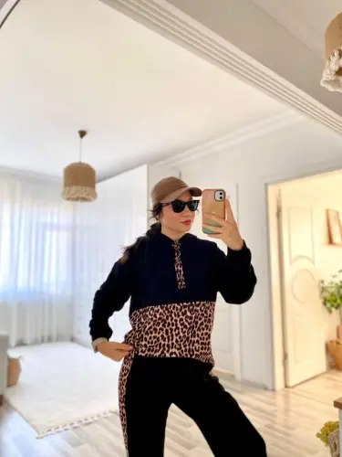 Ayollar uchun uzun yengli leopard detallik svitshot va yon tomoni leopard tasmali shimdan iborat ikki qismli to‘plam - 8