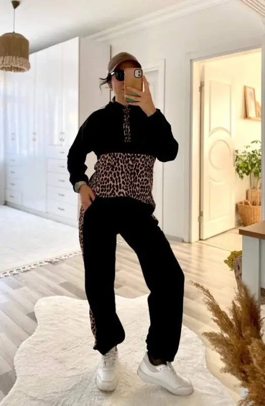 Ayollar uchun uzun yengli leopard detallik svitshot va yon tomoni leopard tasmali shimdan iborat ikki qismli to‘plam - 13