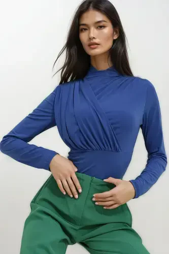 Ayollar uchun xantal rangli turgan yoqa, burmalar va tugmali Sandy bodi ALC-X10868 - 4