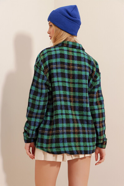 Ayollar uchun xantal yashil rangli kletkali bitta cho'ntakli keng flannel ko'ylak ALC-X7264 - 4