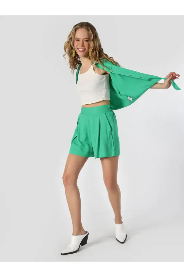 Ayollar uchun yashil, baland bel, oddiy o'lchamli shortik. - 4