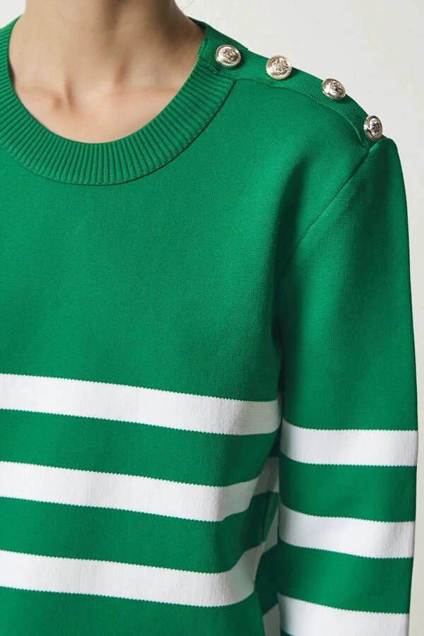 Ayollar uchun yashil oq chiziqli elkalaridan tugmachali bo'yinli sviter HZL24W-BD1102081 - 15
