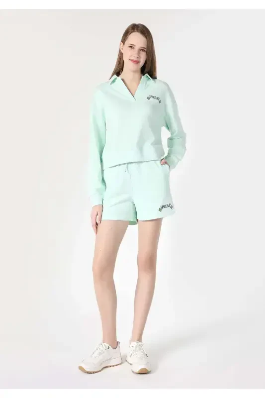 Ayollar uchun yashil, o'rta bel, oddiy o'lchamli shortik - 3