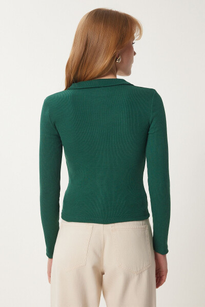 Ayollar uchun yashil rangli polo yoqa tikilgan trikotaj bluz GT00111 - 6