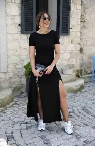 Ayollar uchun yengil, orqasi ochiq, yengsiz, tirtiq detallariga ega viskoza ko'ylak - 1