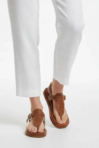 Ayollar uchun yozgi sandal, haqiqiy charm barmoq orasi taglik, qahva rang charm, to'piqdan bog'lab qo'yiladigan. - 7