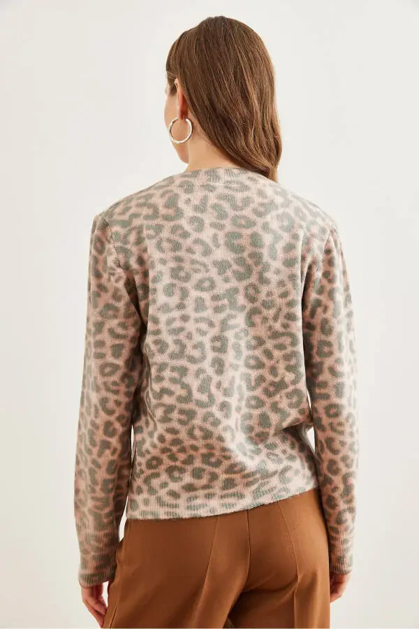 Ayollar uchun yumshoq teksturali Leopard naqshli mint rangli, velo yaka, premium triko sviter KZK-19000611 - 6