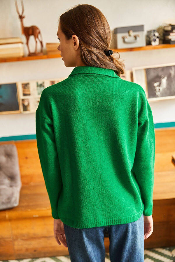 Ayollar uchun yumshoq teksturali yashil rangli polo yoqali trikoj kozok KZK-19000432 - 4