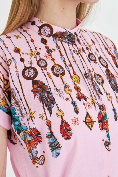 Ayollar uchun yupqa pudra rangli, sudyalar yoqali, kalta yengli ko'ylak ARM-25Y00 - ARMONIKA (1)