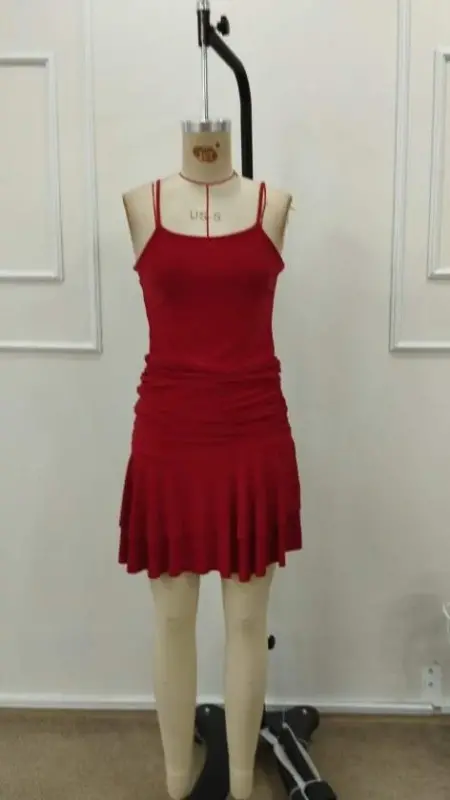 Ayollar uchun yupqa tasmali, yumaloq yoqali, buklangan qisqa sendi ko‘ylak - 4