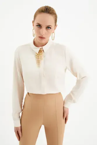 Ayollar uchun zanjirli aksessuarli tek rangli ko'ylak - 3