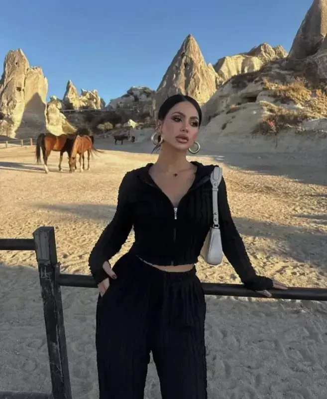 Ayollar uzun qisma barmoq o'tkazgich va fermuar detallari qisqa kurtka va ispancha shimlar ikki qismli kostyum - 1