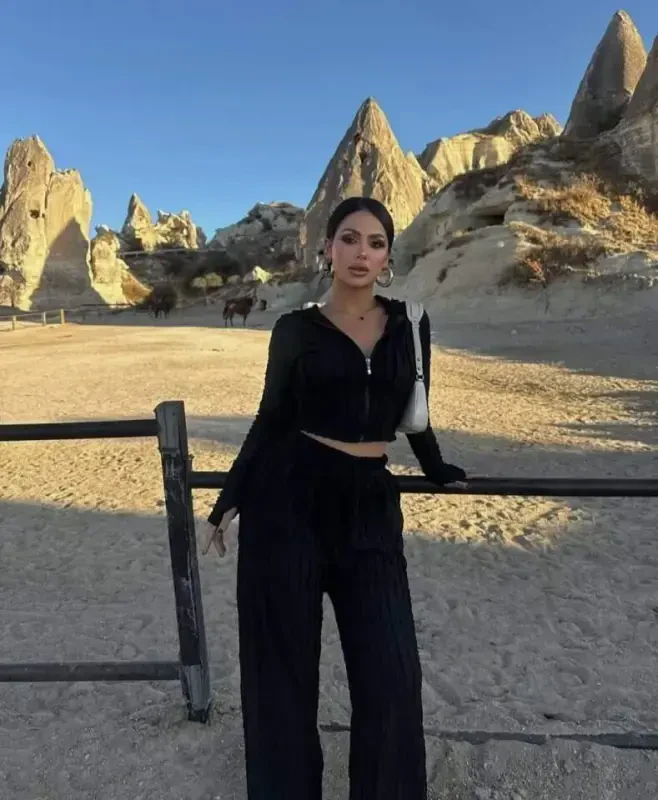 Ayollar uzun qisma barmoq o'tkazgich va fermuar detallari qisqa kurtka va ispancha shimlar ikki qismli kostyum - 2